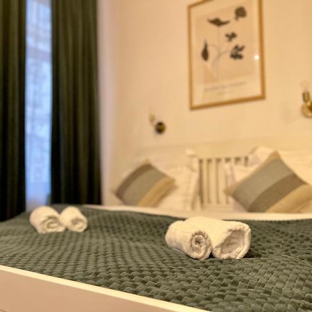 Old Town Jacuzzi Studio Бухарест Экстерьер фото