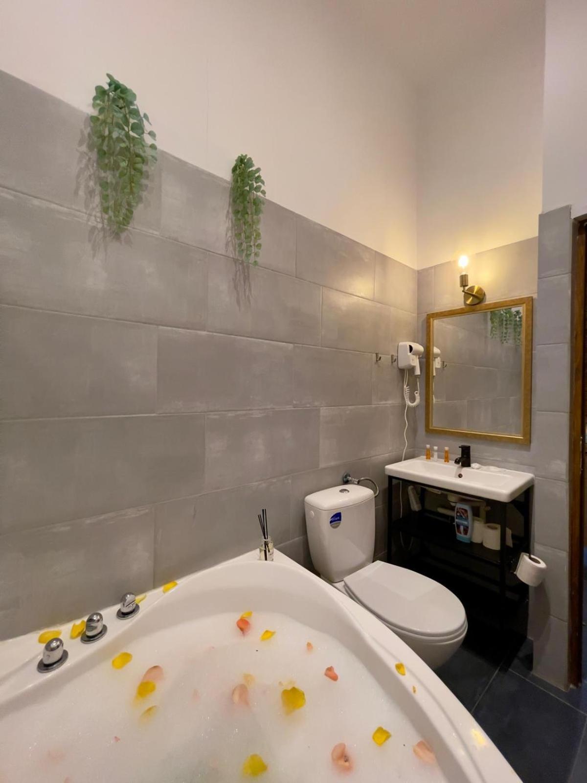 Old Town Jacuzzi Studio Бухарест Экстерьер фото