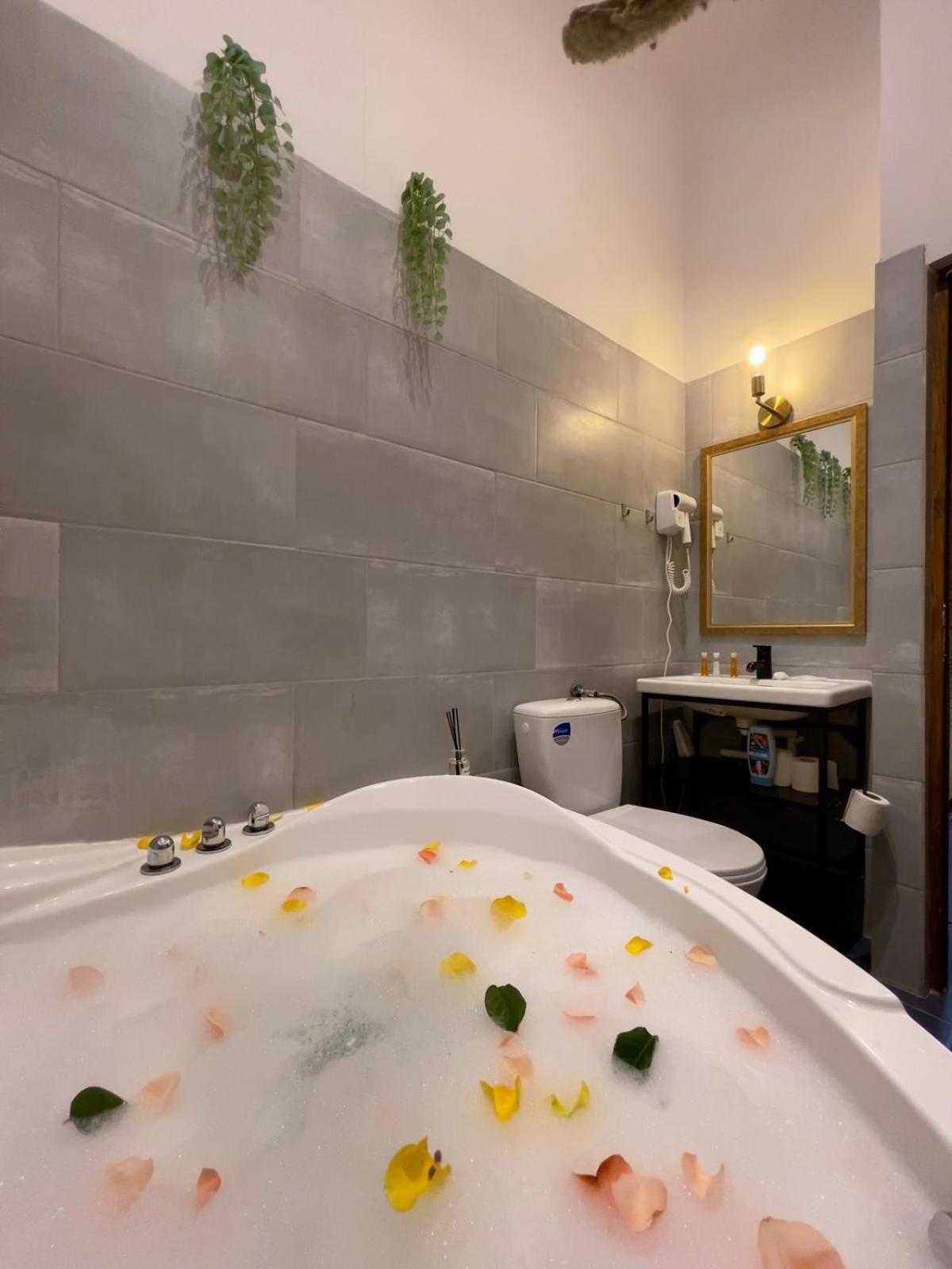 Old Town Jacuzzi Studio Бухарест Экстерьер фото